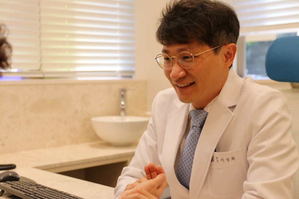 환자와 상담하는 이상화 대표원장